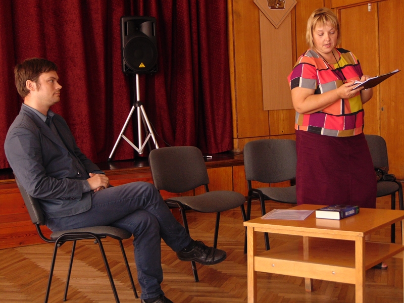 Rundāles bibliotēkas vadītāja Aelita Ramane sarunā ar grāmatas «Melu sindikāts» autoru Ikaru Piebalgu. 
Autors: Vilnis Auzāns