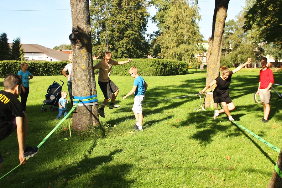 Jaunieši «slackline» nodarbībā Bauskā. 
Autors: Uldis Varnevičs