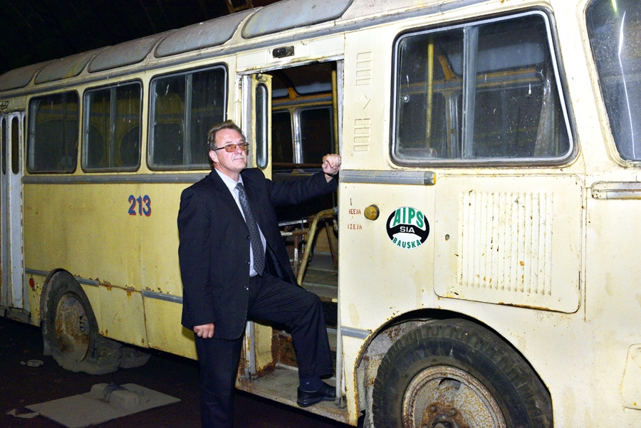 Uldis Kolužs pie autobusa PAZ-672, kas kursēja vēl 20. gadsimta beigās.
Autors: Ivars Bogdanovs