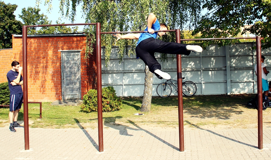 Kārlis Siliņš, aizpildot gaidīšanas laiku, veic dažus vingrotāju trikus.
Autors: Uldis Varnevičs
