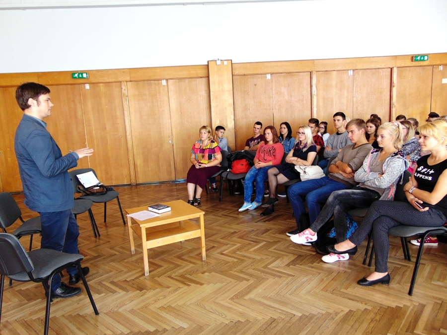 Ikars Piebalgs, grāmatas «Melu sindikāts» autors, tiekas ar Pilsrundāles vidusskolas audzēkņiem. 
Autors: Vilnis Auzāns