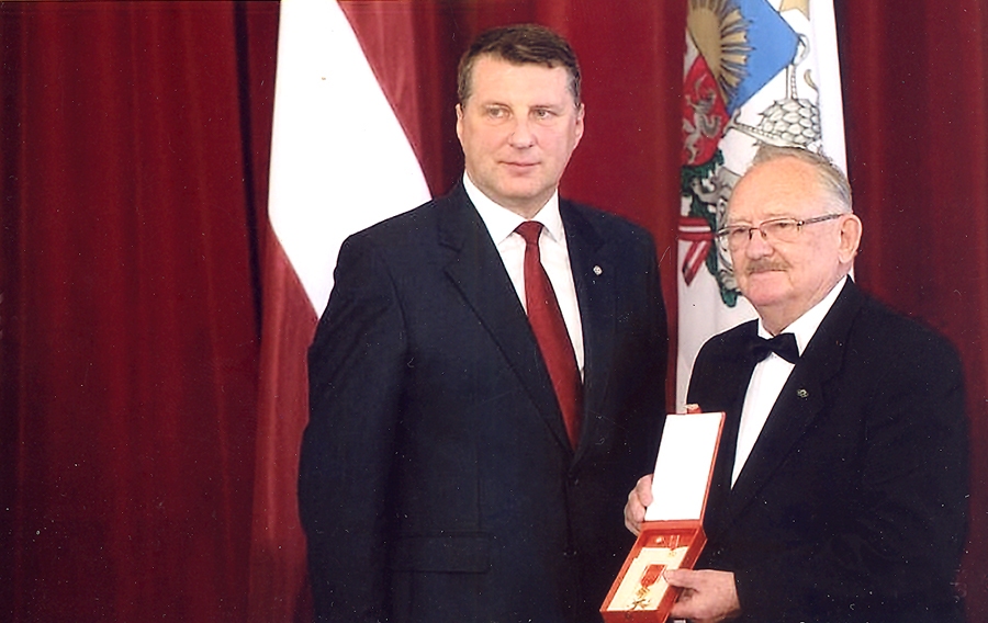 Uldis Zemzars, bijušais baušķenieks, kopā ar Valsts prezidentu Raimondu Vējoni šogad, 4. maijā, Melngalvju namā, saņemot Atzinības krustu. 
Autors: no J. Zemtauta albuma