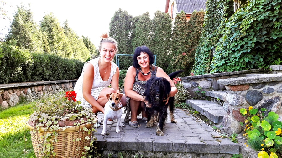 Mucenieku ģimenē – Jolanta un viņas meita Keita kopā ar Fredi un Stepu jeb Mailo.
Autors: Artūrs Dulbe