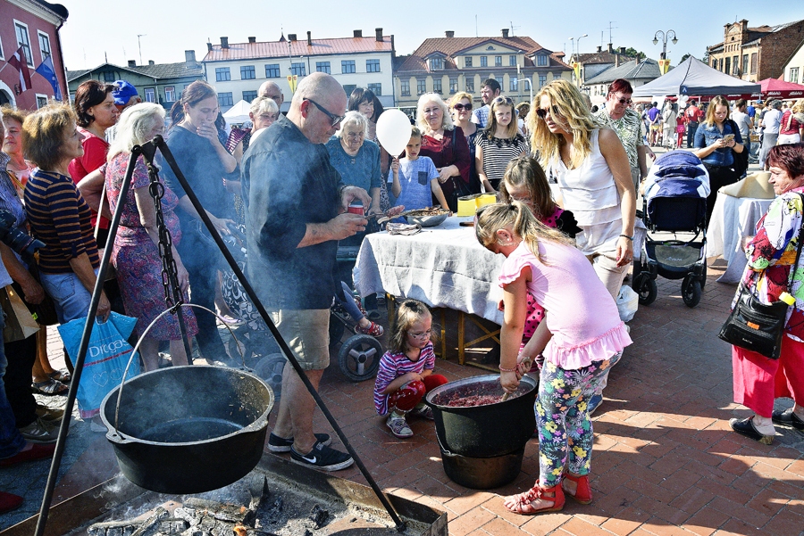 Elmāram Tannim (centrā), populārajam pavāram un televīzijas šovu dalībniekam, putru vārīt palīdzēja mazie baušķenieki.
Autors: Ivars Bogdanovs