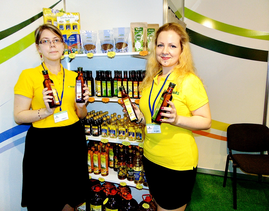 SIA «Iecavnieks&Co» biroja vadītāja Lelde Blažēvica (no kreisās) un grafiskā dizainere Lāsma Sondore iepazīstina ar jaunajiem produktiem – rapšu eļļu ar apelsīnu un seleriju piedevu.
Autors: Vilnis Auzāns