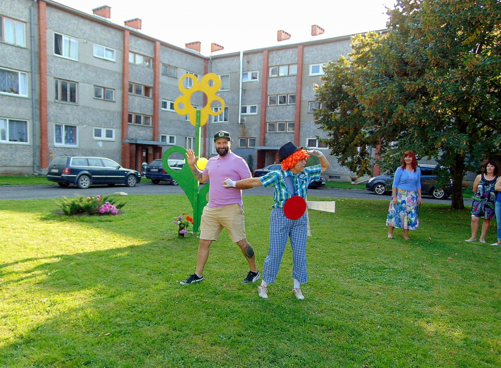 Īslīces pagasta Bērzos daudzdzīvokļu māju pagalmā nolaidies Karlsons. 
Autors: Vilnis Auzāns