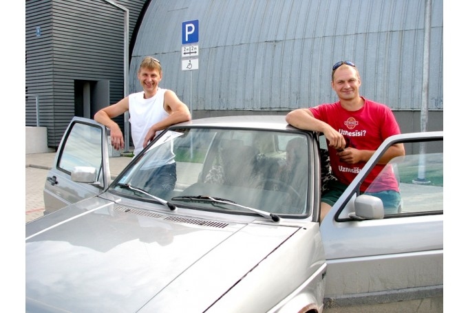 Uzvarētāji un kluba «Bauska ‘97» kausa ieguvēji autoorientēšanās sacīkstēs 2014. gadā – Guntars Žilinskis (no labās) un Jānis Eimuss. 
Autors: no «Bauskas Dzīves» arhīva