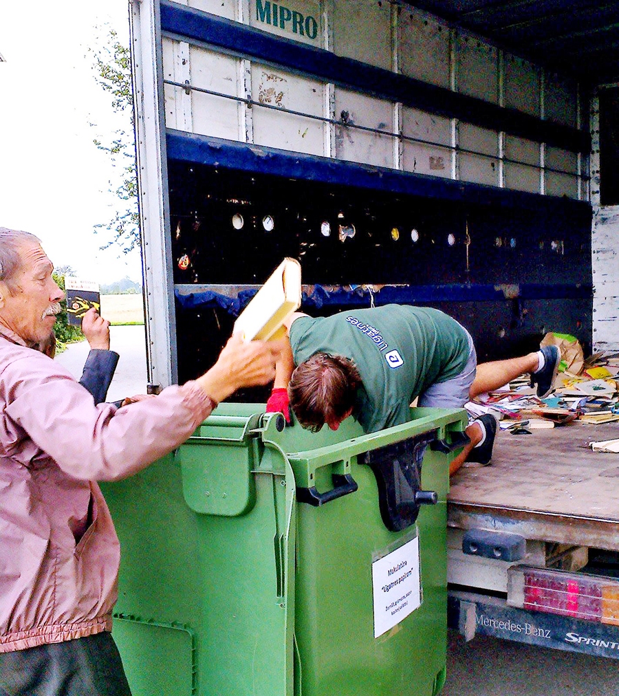 Makulatūru savāc un iekrauj lielajā furgonā.
Autors: Aelita Ramane
