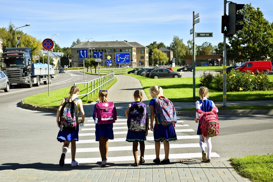 Vecākiem vajadzētu atcerēties – bērns uz ceļa un ietvēm uzvedīsies tāpat kā viņa tētis un mamma, tāpēc jādomā par pozitīvu piemēru un jāievēro noteikumi.
Autors: Ivars Bogdanovs