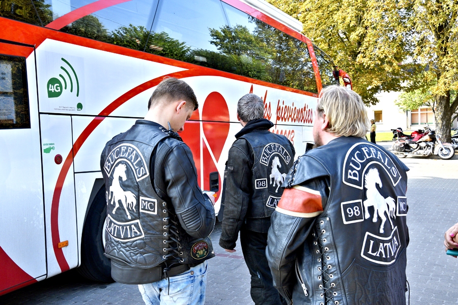 Veselīgu putru pieēduši, Bauskas rudenīgo svētku apmeklētāji no motobraucēju kluba deva savu artavu citu veselības atjaunošanai.
Autors: Ivars Bogdanovs