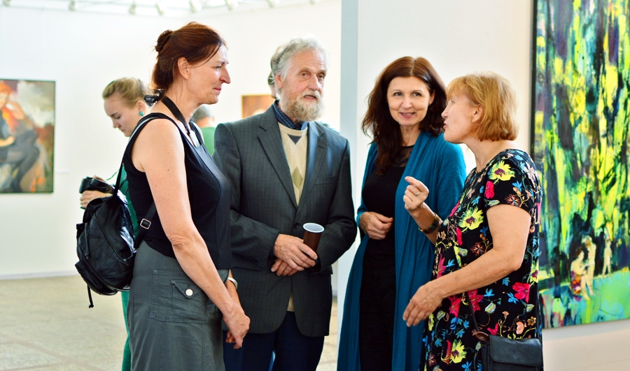 Baušķenieces Indra Liepa (no kreisās), Inga Krolle un Līga Valnere sarunā ar Juri Ģērmani.
Autors: Antans Serons