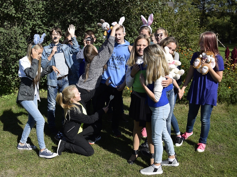 Skolēni atveido dzejoļus jautrās bildēs.
Autors: Ivars Bogdanovs