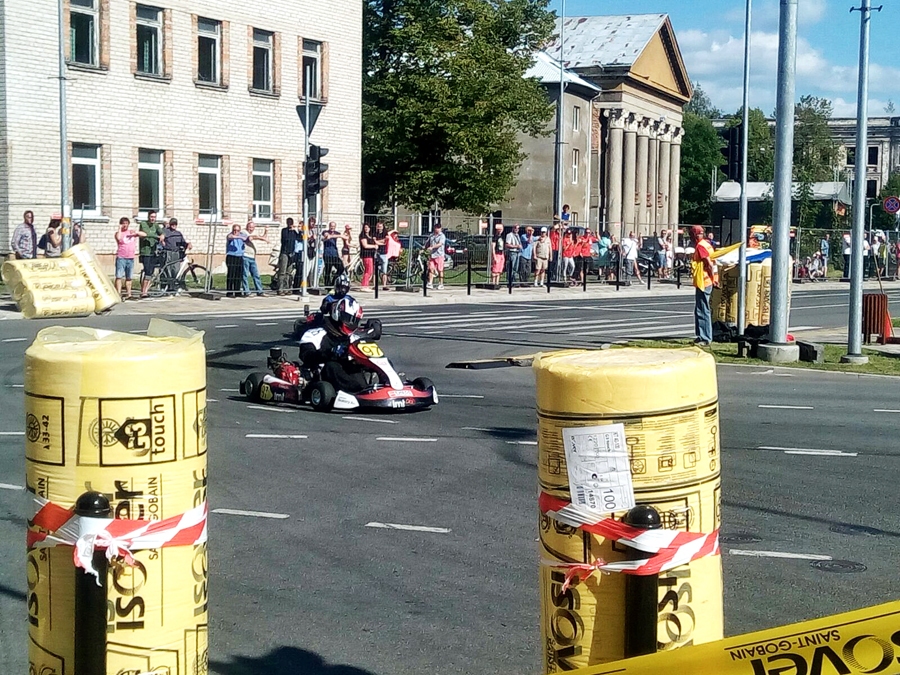 Elvis Kaufmanis traucas pa Jelgavas ielām.
Autors: no komandas albuma