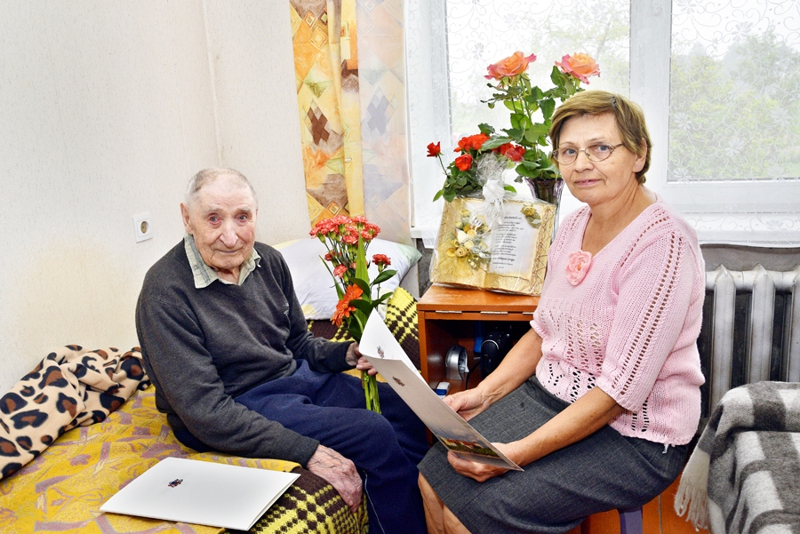 Staņislavs Rakovskis lepojas, ka simtajā dzimšanas dienā saņēmis apsveikumu no Valsts prezidenta, par to priecīga arī viņa meita Aļa Ošecka.
Autors: Ivars Bogdanovs