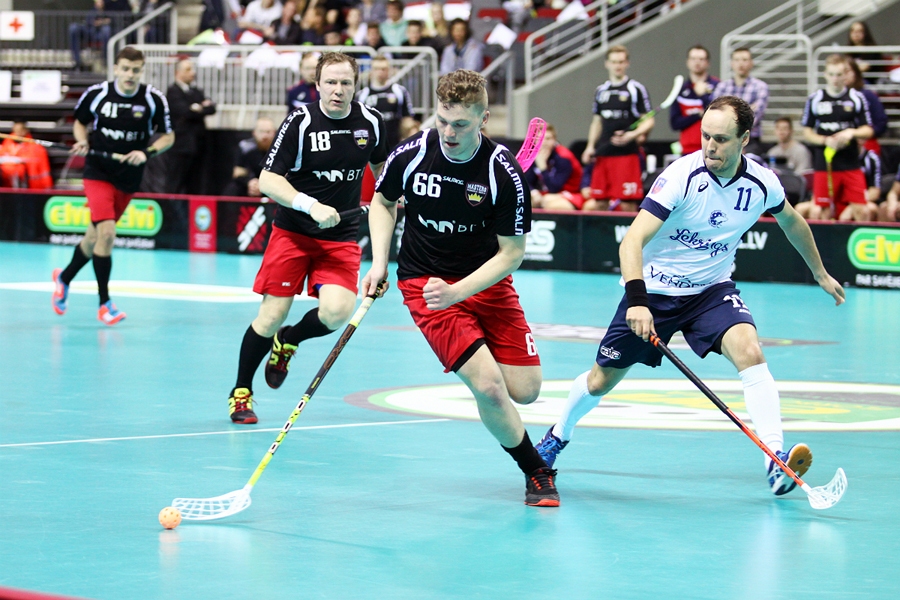 Toms Niedre ar 66. numuru pagājušajā sezonā Latvijas čempionātā trīs tūkstošu skatītāju klātbūtnē arēnā «Rīga» cīnījās par bronzas medaļām.
Autors: no «Bauskas Dzīves» arhīva.