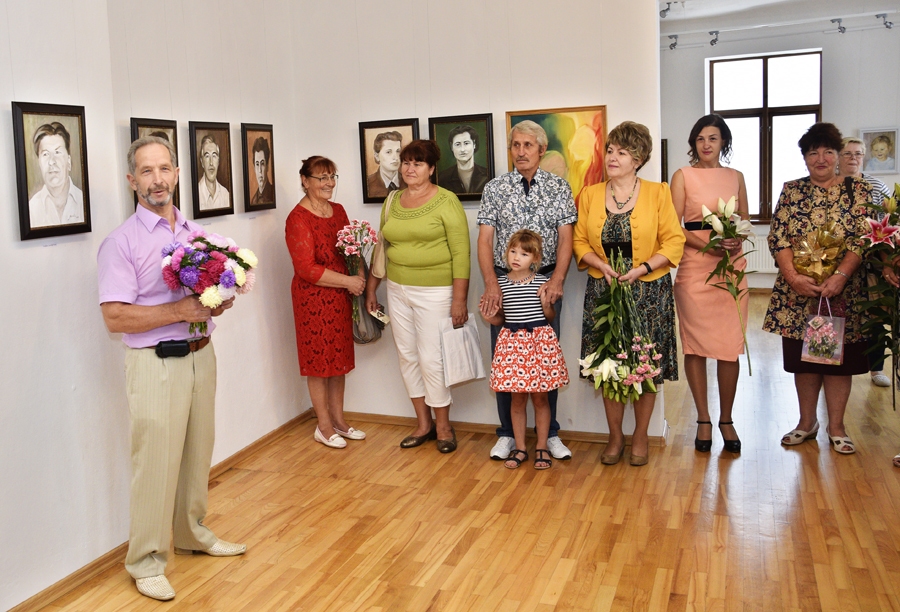 Vladimirs Manavickis (no kreisās) izstādes atklāšanā.
Autors: Ivars Bogdanovs