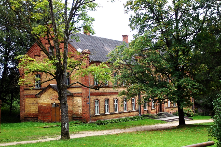 Sarkanās skolas ēku Vecumnieku novads iegādāsies par 91 tūkstoti eiro.
Autors: Uldis Varnevičs