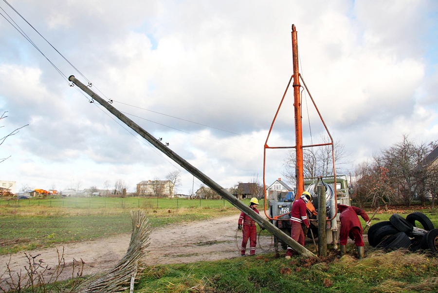 Mūspuses novados – Bauskas, Rundāles un Vecumnieku – a/s «Sadales tīkls» jāatjauno 100 km elektrotīklu.
Autors: no latvenergo.lv.