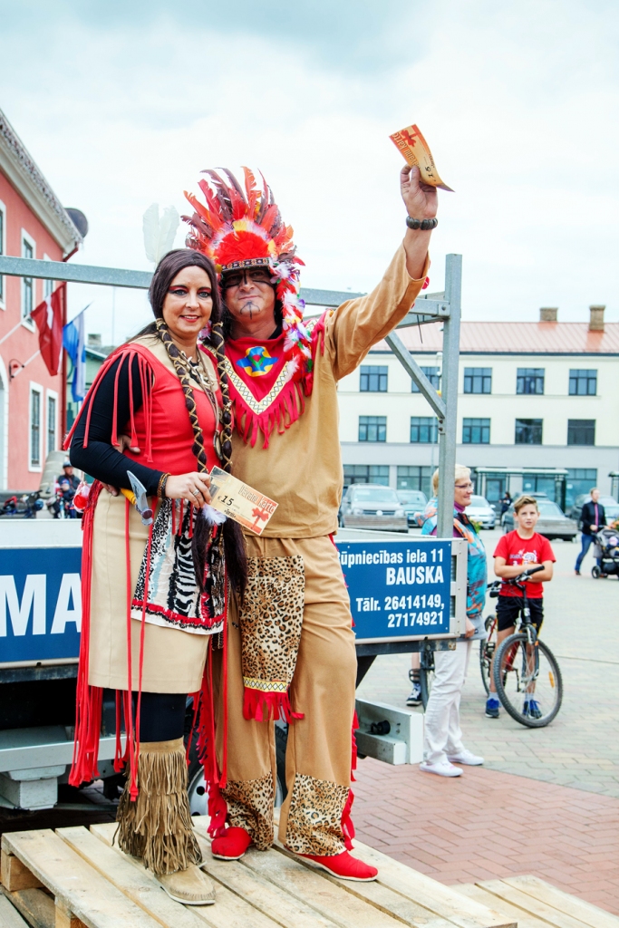Ar indiāņu tērpiem dalībniekiem prieku sagādāja Inese Priedīte un Modris Mākulēns. 
Autors: Ģirts Donerblics