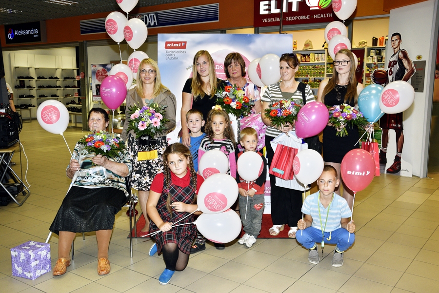 Broņislava Žieda (sēž), Agnese Broka (no kreisās), Linda Krūmiņa, Mārīte Agruma, Ilze Klāviņa un Linda Platā saņēma dāvanas no tirdzniecības centra «Rimi Bauska». 
Autors: Ivars Bogdanovs