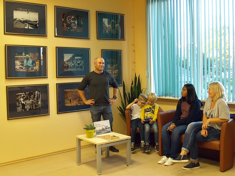 Ēriks Kukutis izstādes atklāšanas sarīkojumā stāstīja par bilžu tapšanu Mali.
Autors: Antra Ērgle