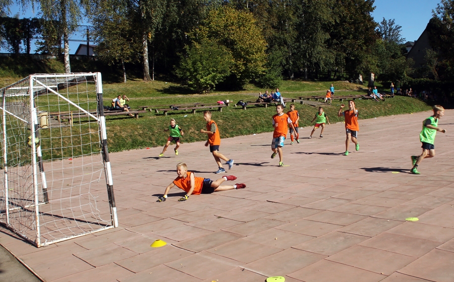 Izšķirošā spēlē par otro vietu sacenšas Īslīces vidusskolas un Bauskas pilsētas pamatskolas audzēkņi.
Autors: Uldis Varnevičs