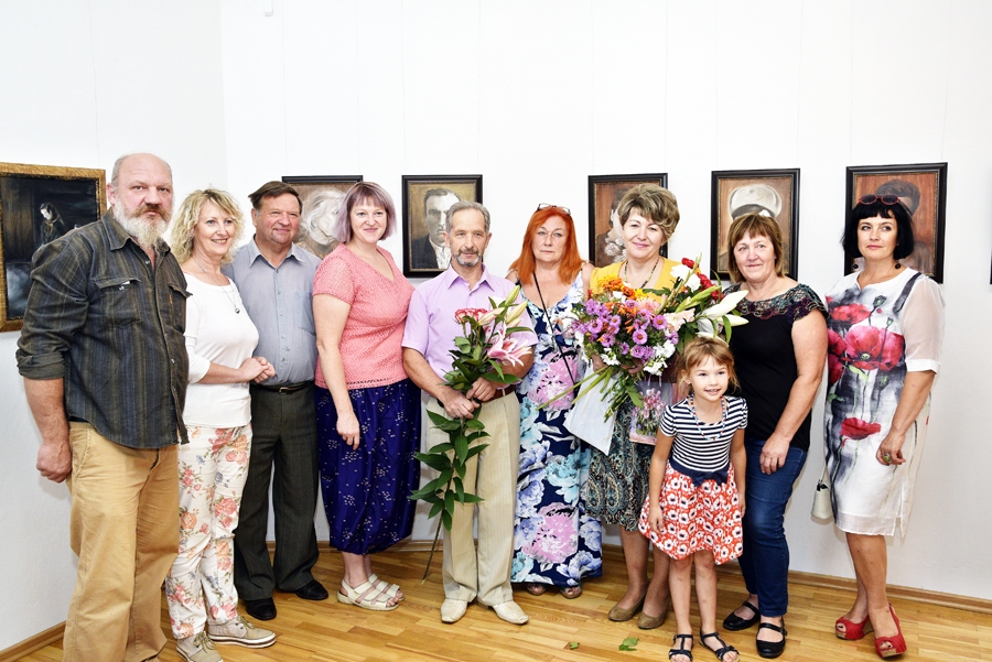 Vladimira Manavicka izstādes «Dzimtas koks» atklāšanā Bauskas muzejā 14. septembrī. Autors – centrā. 
Autors: Ivars Bogdanovs 