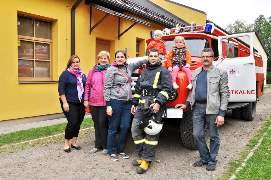 Sipenieku dzimtas turpinātāji: Madara Konuša (no kreisās), Iveta Konuša, Anete Vodinska, Krišjānis Konušs, Guntars Konušs, kā arī jaunākās paaudzes pārstāves māsiņas Vodinskas – Emīlija Nellija (no labās) un Marta.
Autors: Žanna Zālīte
