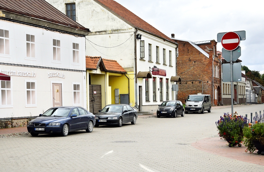 Ielās ap Rātslaukumu sestdienās un svētdienās auto plūsma nav liela, tālab šajā laikā nav ierobežots mašīnu stāvēšanas ilgums. Toties darbdienās un darba laikā tas drīkst būt tikai divas stundas.
Autors: Ivars Bogdanovs