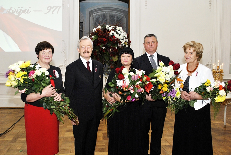 Pērn pašvaldības apbalvojumus rundāliešiem Latvijas Republikas proklamēšanas dienai veltītā sarīkojumā pasniedza Rundāles pils Baltajā zālē.
Autors:  no «Bauskas Dzīves» arhīva