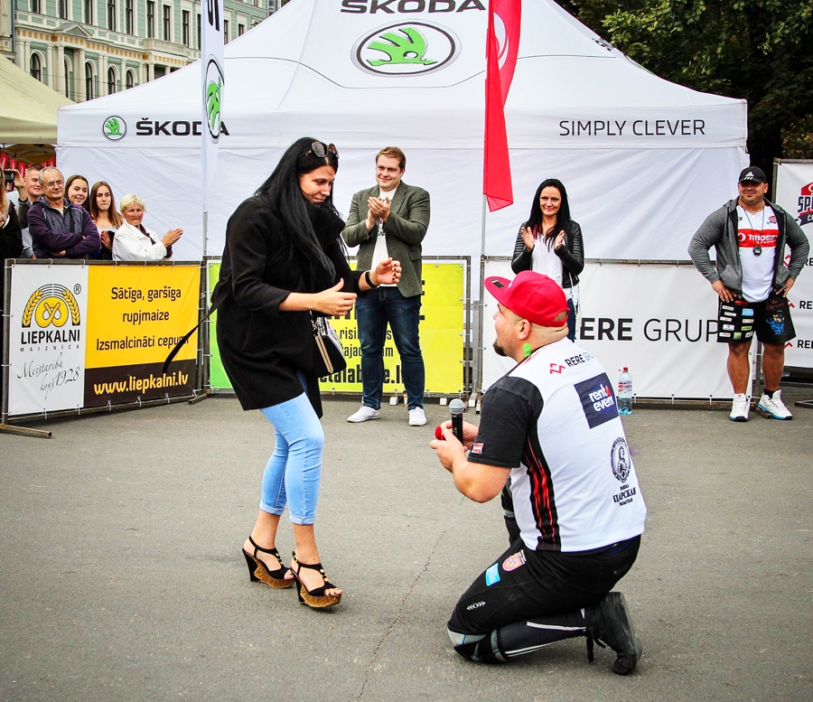 Otomārs Skreija sacīkšu starplaikā bildināja Zani Nagņibedu.
Autors: no O. Skreijas albuma.