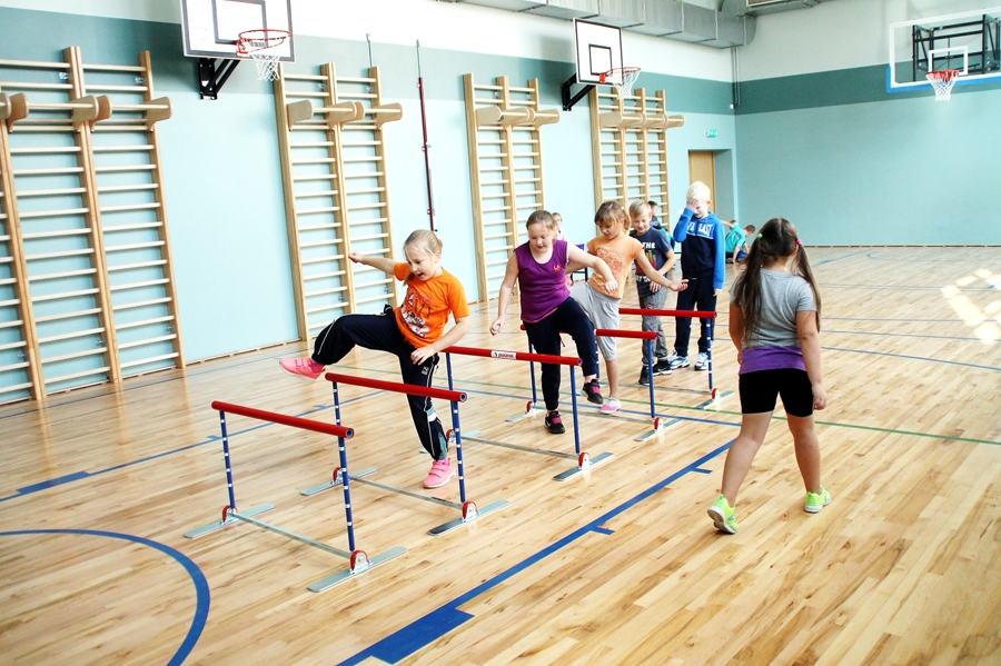 2.b klases audzēkņi Bauskas pilsētas pamatskolā sporta stundā vingro pie pašatliecošajām barjerām. 
Autors: Uldis Varnevičs