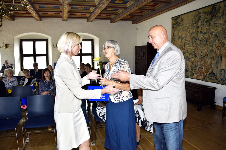 «Rītausmu» māju saimnieki Ausma un Jānis Vārnas saņem novada karogu. To pasniedz Bauskas novada pašvaldības izpilddirektora vietniece Ineta Ruhocka.
Autors: Ivars Bogdanovs