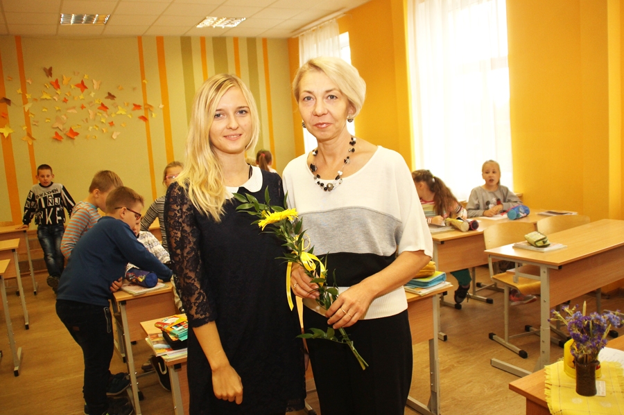 Skolotājai Ilzei Žubērei ielūgumu uz koncertu dāvāja Elfa Kalniņa (no kreisās). 
Autors: Uldis Varnevičs