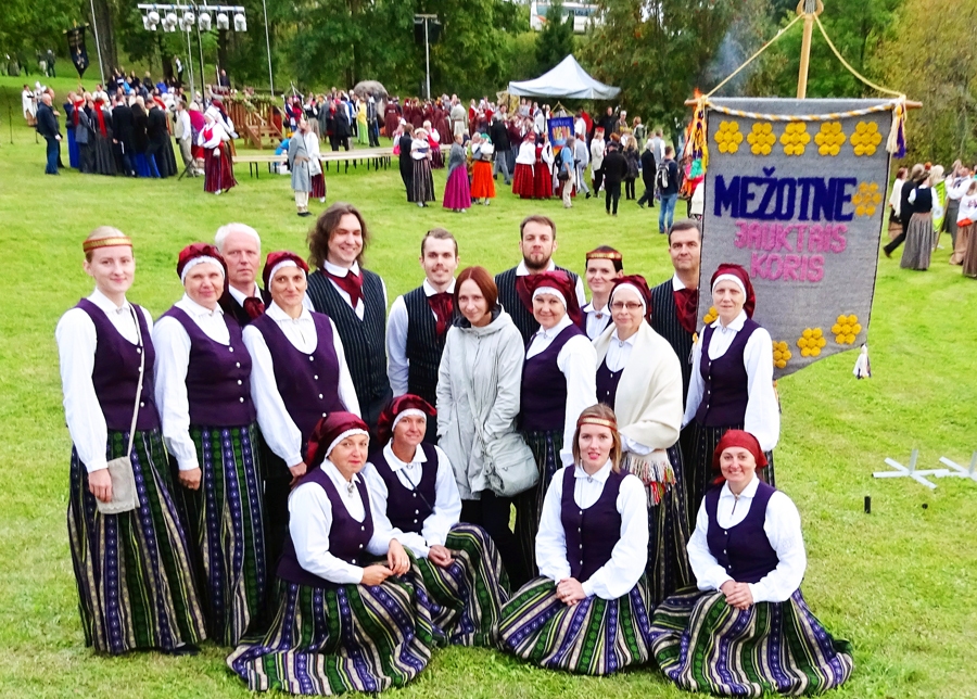 Jauktais koris «Mežotne» kopā ar diriģenti Mārīti Jonkus pēc koncerta «Meņģeļos».
Autors: Inga Muižniece