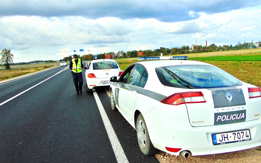 Valsts policijas Zemgales reģiona pārvaldes Bauskas iecirkņa jaunākais inspektors Jānis Ceplītis aizturējis Igaunijas pilsoņa Dmitrija stūrēto automobili, kurš reģistrēts ar Krievijas valsts numura zīmēm. Šoferis pa ceļu A7 pārvietojās ar 123 kilometrus lielu ātrumu stundā.
Autors: Vilnis Auzāns