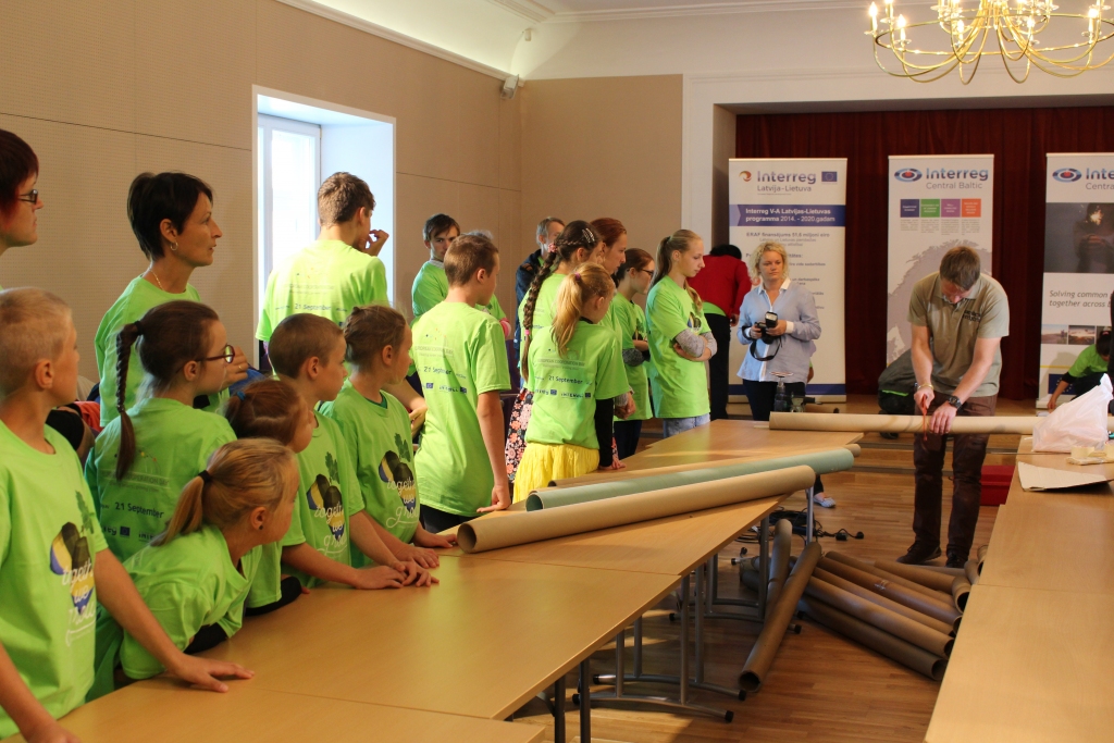 Radošās darbnīcas dalībnieki kopējā skaņu radīšanā piedzīvoja un sniedza citiem daudz pozitīvu emociju.
Autors: no mūzikas skolas albuma