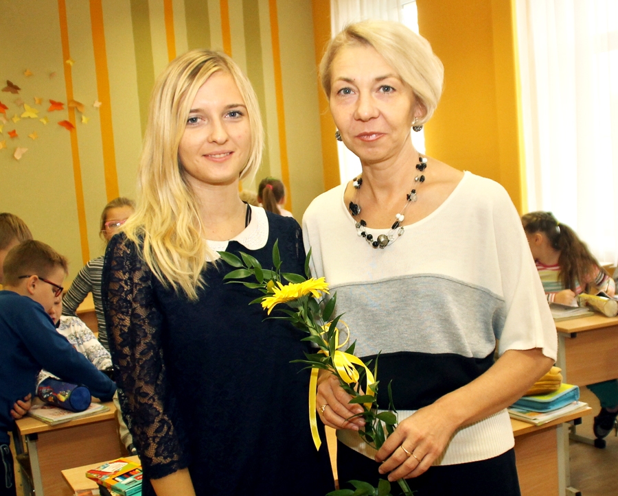 Skolotājai Ilzei Žubērei ielūgumu uz koncertu dāvāja Elfa Kalniņa (no kreisās).
Autors: Uldis Varnevičs