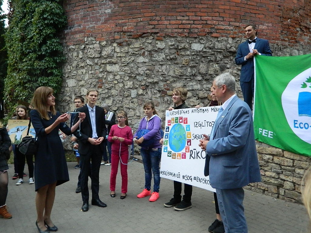 Ekoskolu pārstāvji apbalvošanas dienā devās gājienā.
Autors: no Dzimtmisas skolas albuma