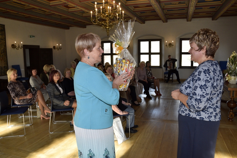 Bauskas dzimtsarakstu nodaļas vadītāju Sandru Kolbergu (no labās)  jaunajās telpās sveic kolēģe no Iecavas Edīte Jančone. 
Autors: Ivars Bogdanovs