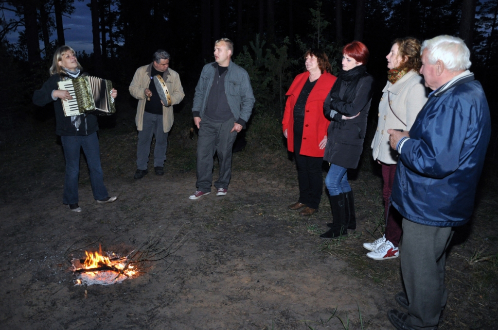 Zvirgzdes kāpā Baltu vienības dienā, 22. septembrī, dega uguns un skanēja dziesmas latviešu un lietuviešu valodā.
Autors: Žanna Zālīte