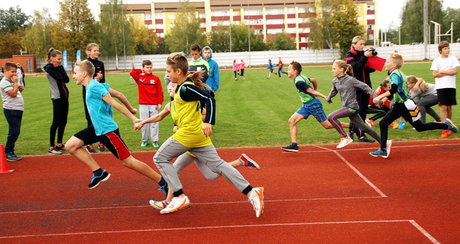 Bauskas stadionā skolēnu komandas sacenšas dažādās stafešu disciplīnās.
Autors: Uldis Varnevičs