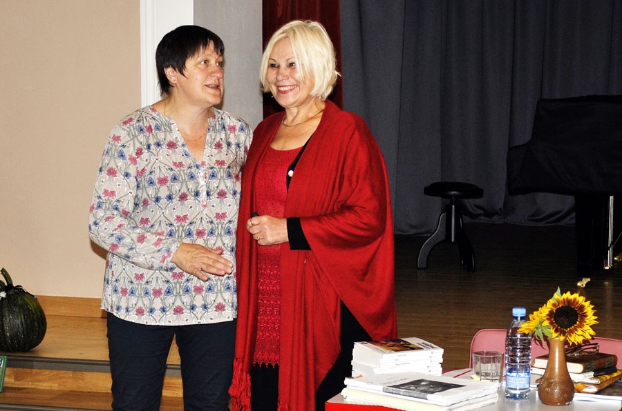 Evu Mārtužu (no labās) uz Iecavu aicināja Agita Hauka, abas ir kultūras vēstnieces.
Autors: Antra Ērgle 