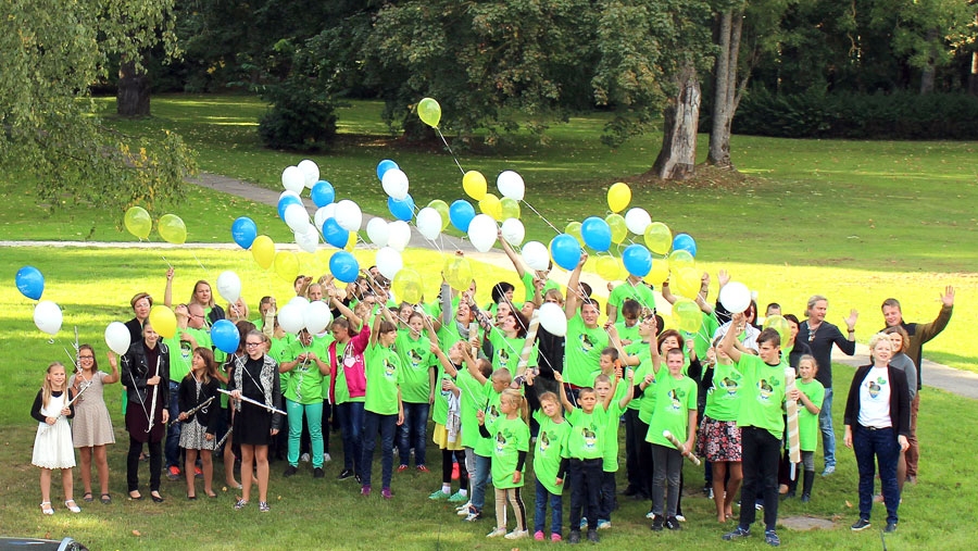 Radošās darbnīcas dalībnieki kopā muzicēja un noslēgumā laida gaisā balonus, piedzīvojot un sniedzot daudz prieka.
Autors: no mūzikas skolas albuma.