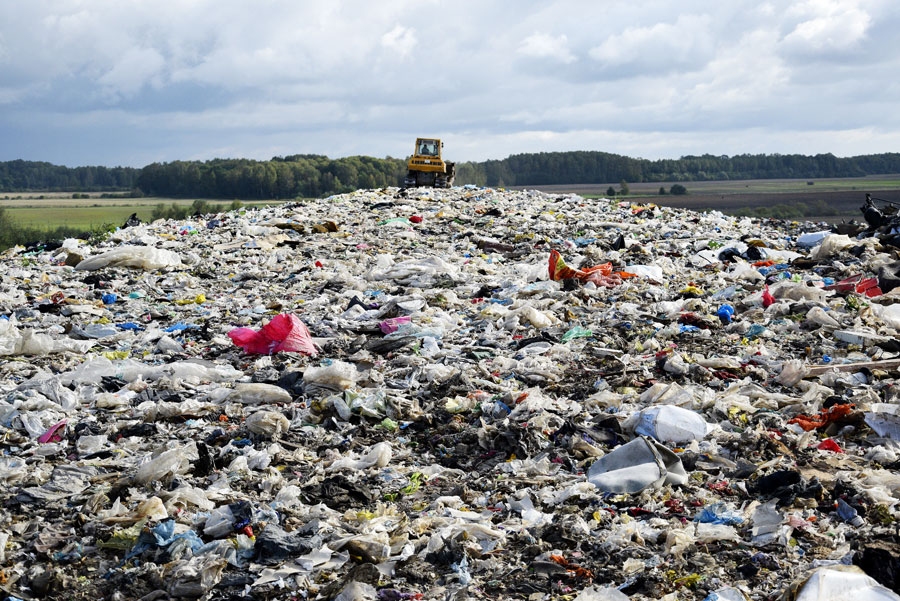 Nešķiroto sadzīves atkritumu apglabāšanas poligonā «Grantiņi» tagad ir divi lieli atkritumu kalni jeb šūnas. Nākotnē starp tām paredzēts izveidot vēl trešo glabātavu. 
Autors: Ivars Bogdanovs