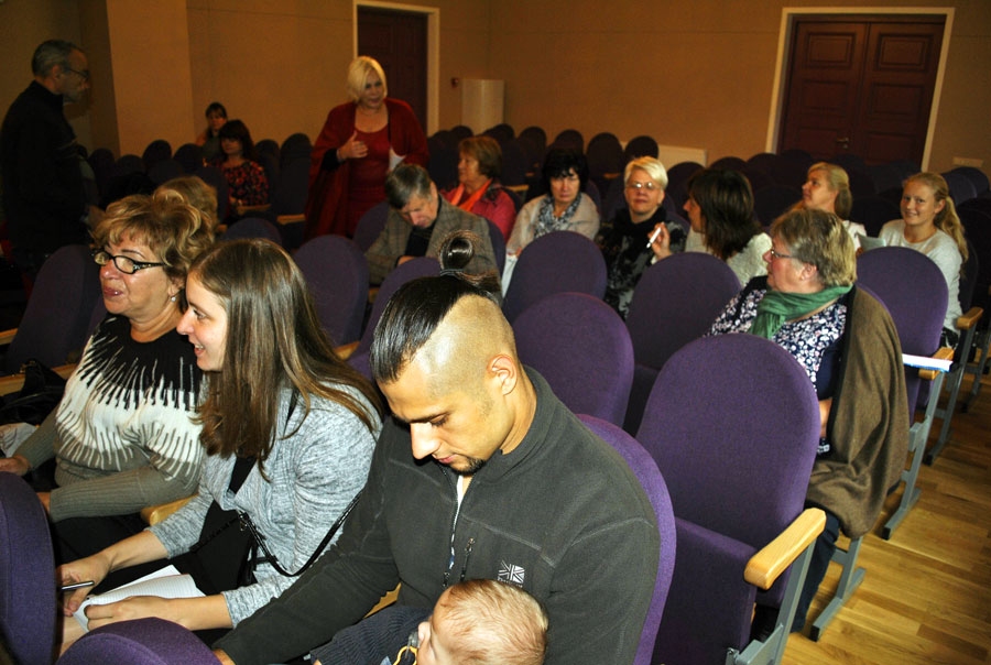 Dzejnieces vadībā iecavnieki papildināja atskaņu virkni, izveidojot pamatu izjustam dzejolim par Latviju.
Autors: Antra Ērgle