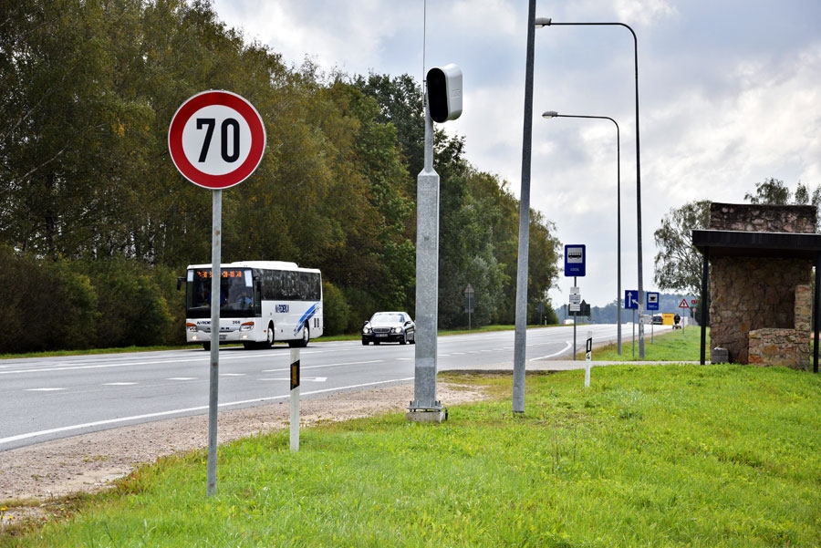 Pie Codes pagrieziena uzstādītā ierīce fiksē transporta līdzekļus, kuri šeit pārvietojas ar lielāku ātrumu nekā 70 kilometru stundā. Pēc kāda laika spēkrata īpašnieks var gaidīt paziņojumu ar aicinājumu samaksāt sodu.
Autors: Ivars Bogdanovs