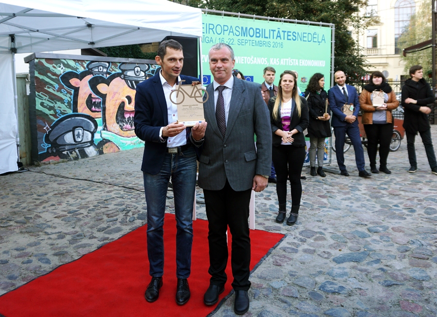 Latvijas Riteņbraucēju apvienības valdes priekšsēdētājs un biedrības «Latvijas Velo informācijas centrs» pārstāvis Viesturs Silenieks (no kreisās) kopā ar Bauskas novada pašvaldības izpilddirektoru Jāni Kalinku.
Autors: Ieva Šomina