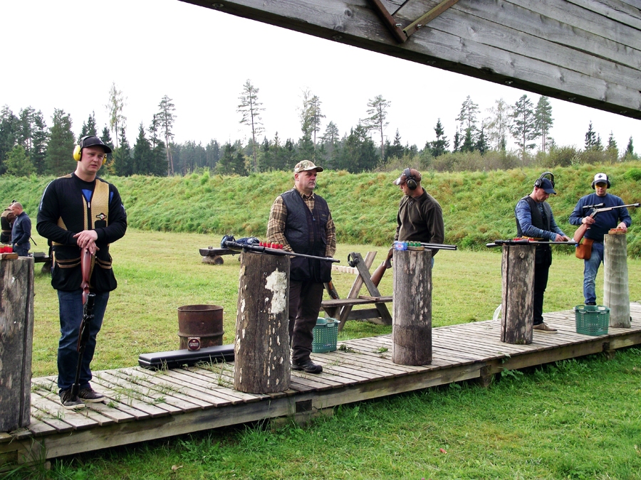 Sacīkšu dalībnieki gatavojas pirmajiem šāvieniem.
Autors: Artūrs Dulbe