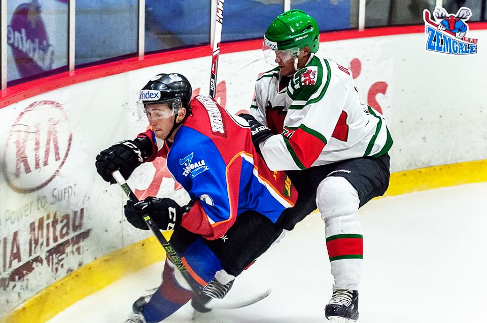 Kristaps Namiķis (no kreisās) cīnās par ripu pie borta.
Autors: Ruslans Antropovs